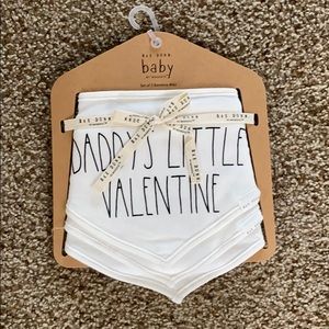NWT Rae Dunn Valentine’s Day bib gift set